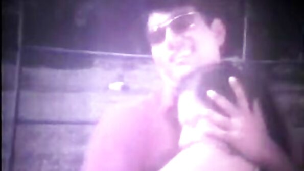 لطيف امرأة آسيوية في جوارب سوداء يضع قدميها أمام افلام موقع brazzers كاميرا ويب و المداعبات بوسها مع التدليك