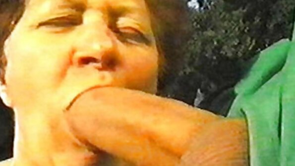 نموذج جميل مع كبير الثدي تحدث وكيل وأعطاها إلى افضل موقع سكس مترجم عربي أريكة