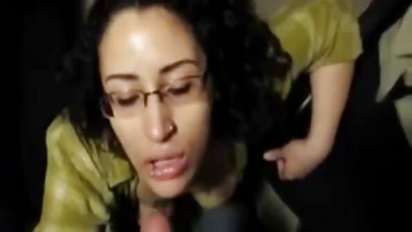 امرأة اكبر موقع سكس مترجم عربي جميلة على السرير تبدو تجريد المداعبة نفسها