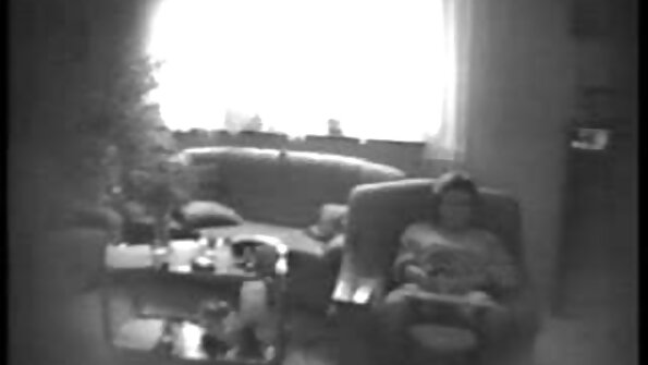 اثنين من أصدقائه انتشرت الكعك ويتناوبون دفع إلى سكس مواقع مترجمه آسيا على جذع الثور
