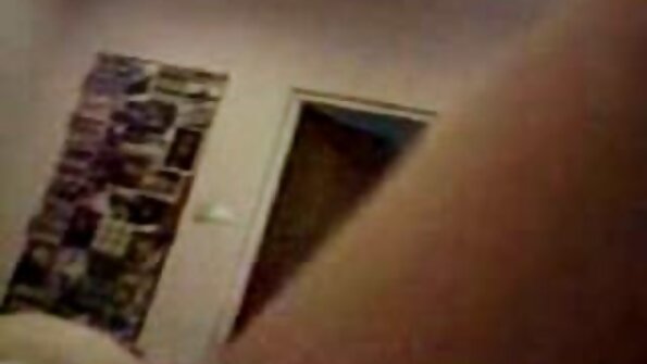 امرأة شابة مع الشعر الداكن و طماق بيضاء تقلع لها موقع سكس عربي مترجم الوردي كلسون و يعطيها لها كس