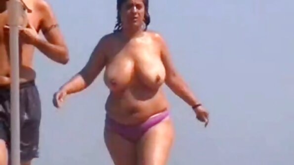 مفتول العضلات يحدق في جميع مواقع السكس المترجم أمي حلب في الملابس الداخلية الحمراء ويضيف البيض إلى المهبل
