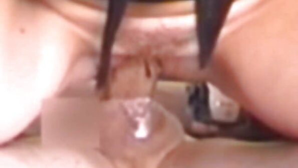 فتاة موقع سكس مترجم مع النظارات يتمتع جسدي الملذات