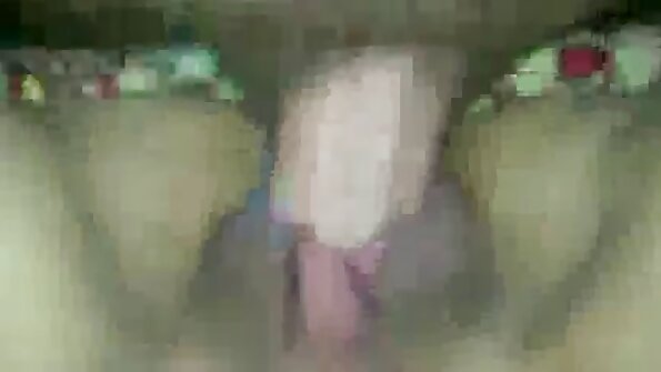 لاتينا الجوارب السوداء القيام موقع سكي مترجم الجمباز و لعق بوسها على أريكة جلدية